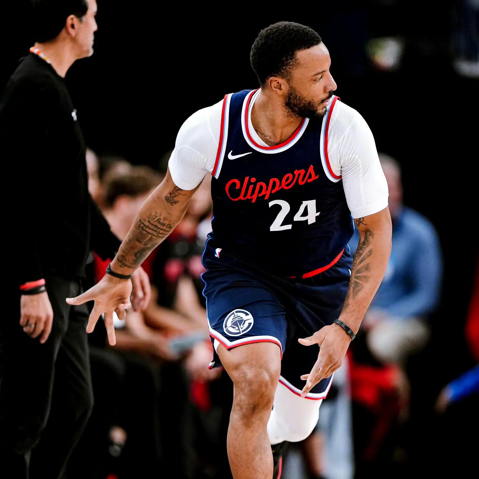 快船队在NBA比赛中表现抢眼，掌声雷动
