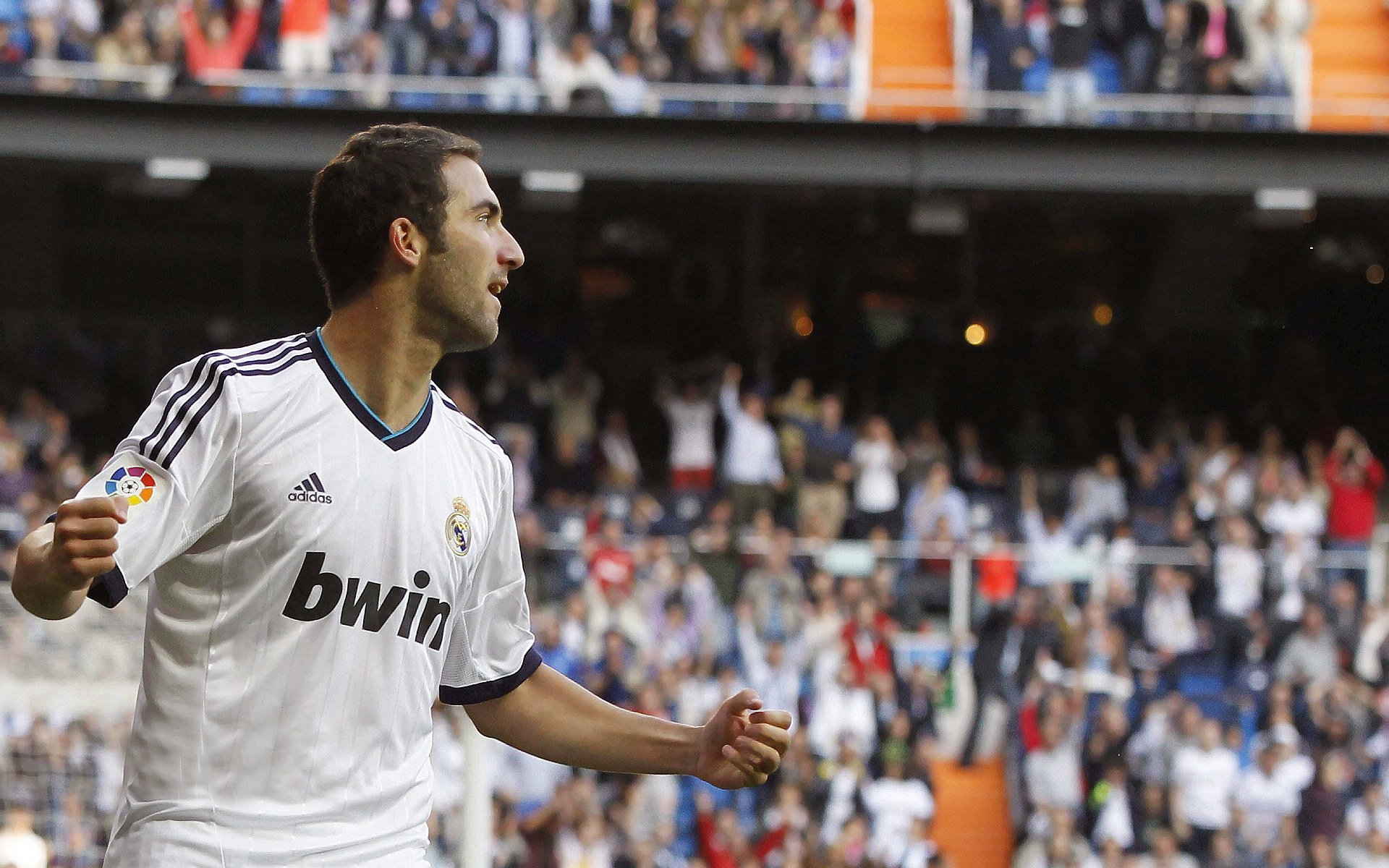 当足球巨星驰骋F1赛道，解码AC米兰、阿根廷与莫德里奇的体育奇幻联动