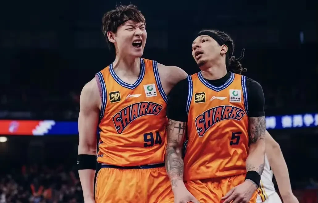 上海队轻取广东队,詹姆斯关键制胜 上海队轻取广东队,詹姆斯关键制胜