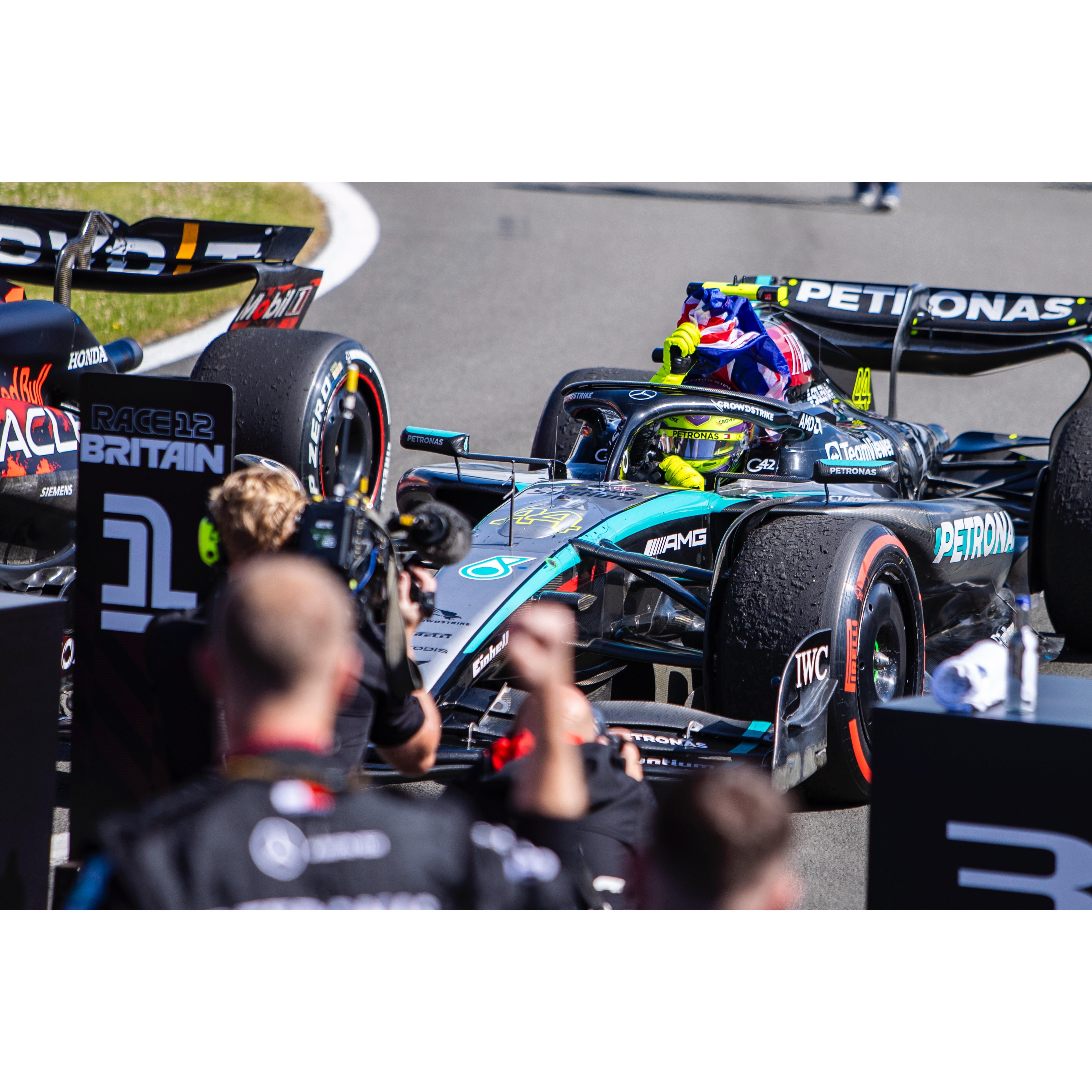 迈凯伦翻盘法拉利，汉密尔顿带队取胜