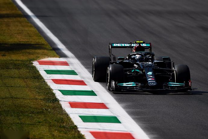 迈凯伦险胜红牛二队，塞恩斯刷新纪录